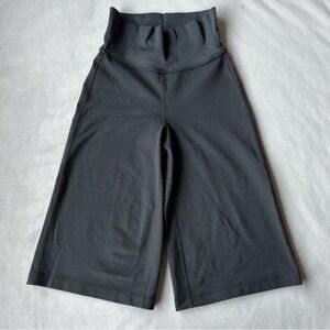 Lululemon ~ In Motion ~ Wide Leg Crop Pants ~ Womens Size 4